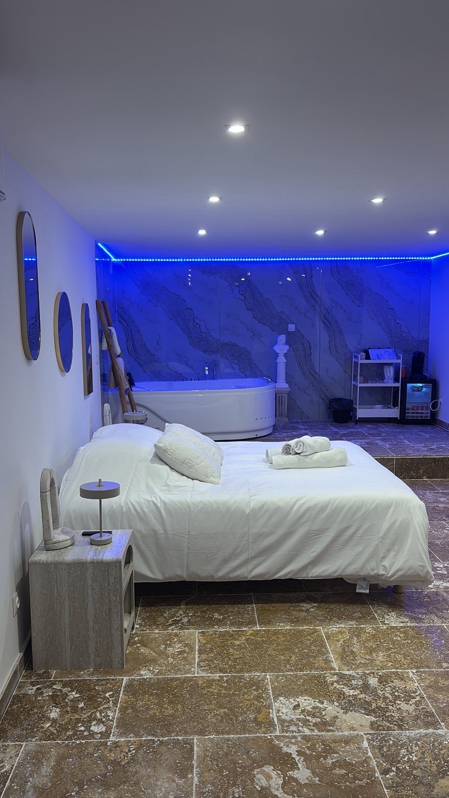 Vue du lit et du jacuzzi privatif