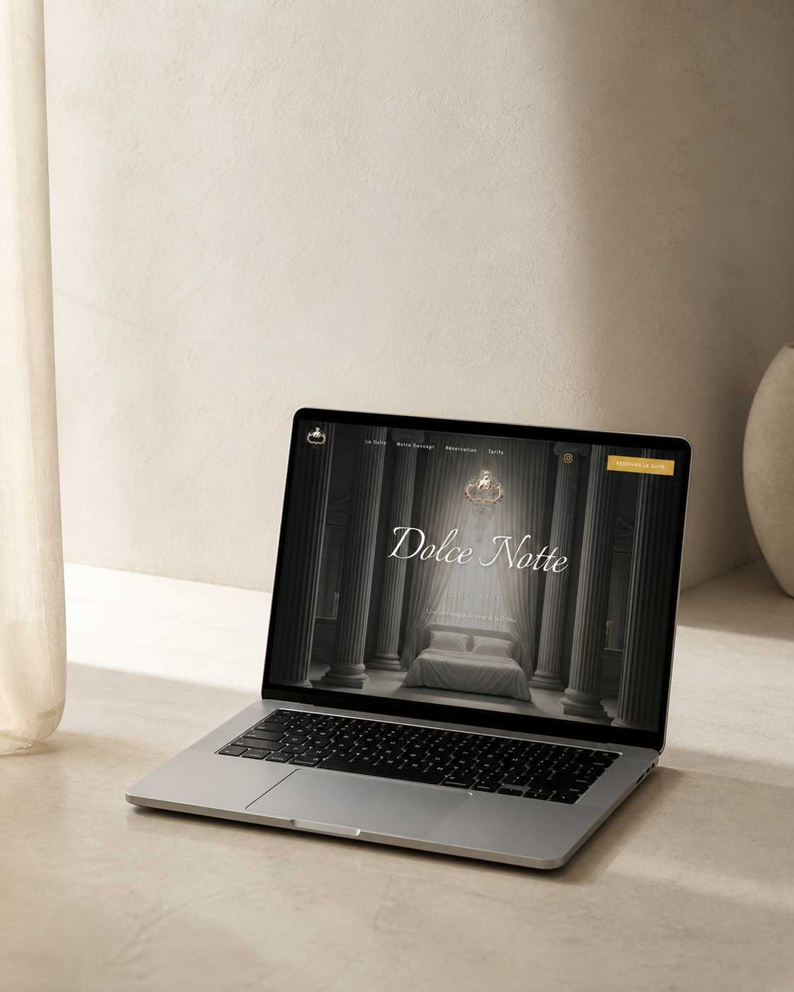Le site Dolce Notte présenté sur un ordinateur dans une mise en scène lumineuse